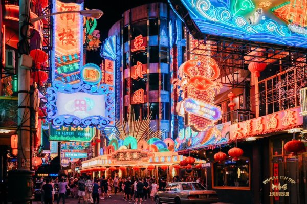 手机股票配资app 《繁花》“黄河路”开街，沉浸式体验90年代霓虹夜景